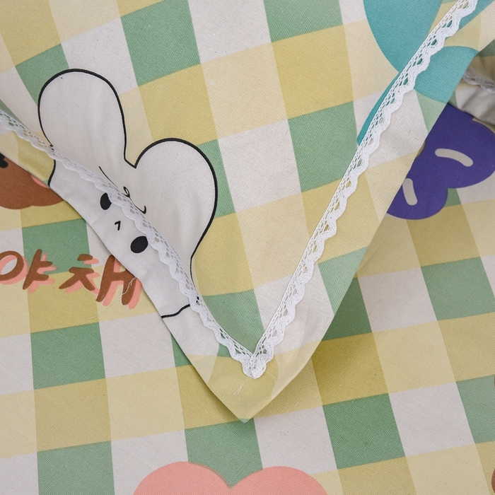 91家纺网 家纺一手货源 找家纺 仟网汇 2025全棉老粗布蕾丝花边三件套（无纺布手提包装） 彩虹熊