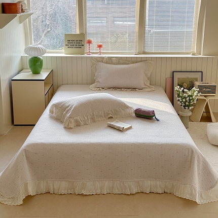 91家纺网 家纺一手货源 找家纺 2025新款全棉双层纱法式花边印花款床盖三件套 紫蕊花格