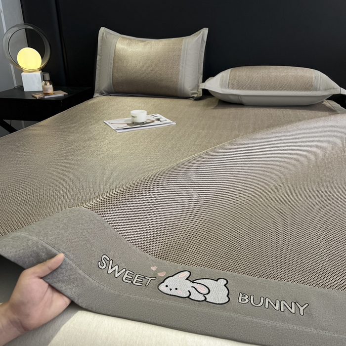 91家纺网 家纺一手货源 找家纺 莱米家纺 2025新款加厚凉感绣花冰藤席 可爱兔—香槟-凉席