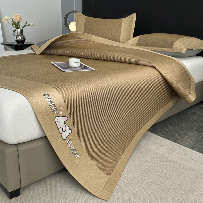 91家纺网 家纺一手货源 找家纺 莱米家纺 2025新款加厚凉感绣花冰藤席 可爱兔—金咖-凉席