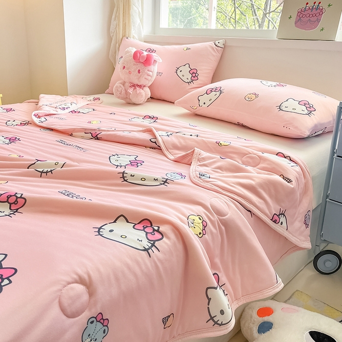 91家纺网 家纺一手货源 找家纺 金爱家2025新款A类三丽鸥正版授权高品质牛奶丝软糯针织棉大豆夏被系列详情 针织棉三丽鸥-粉粉甜筒kitty