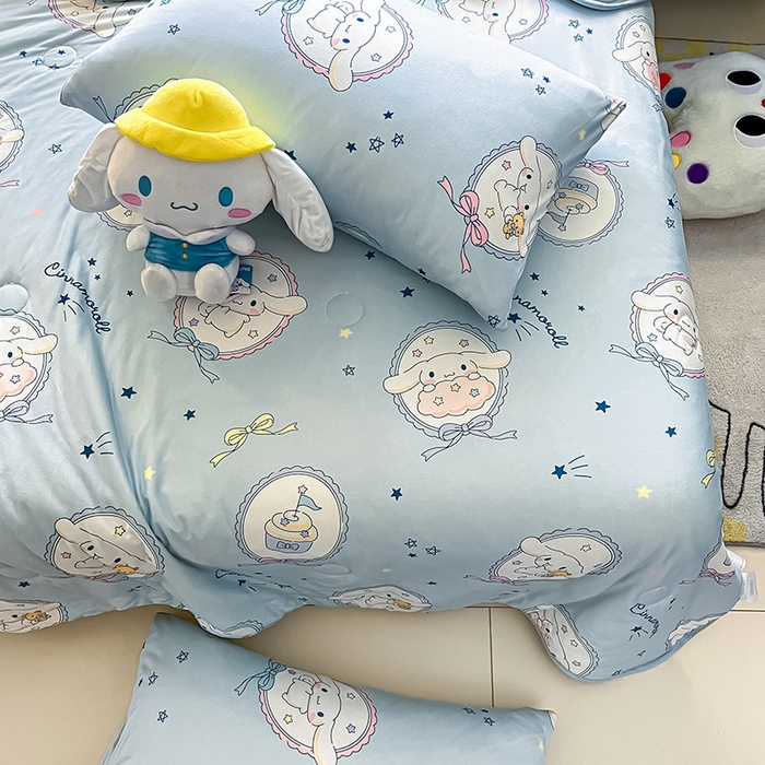 91家纺网 家纺一手货源 找家纺 金爱家2025新款A类三丽鸥正版授权高品质牛奶丝软糯针织棉大豆夏被系列详情 针织棉三丽鸥-蓝甜玉桂狗