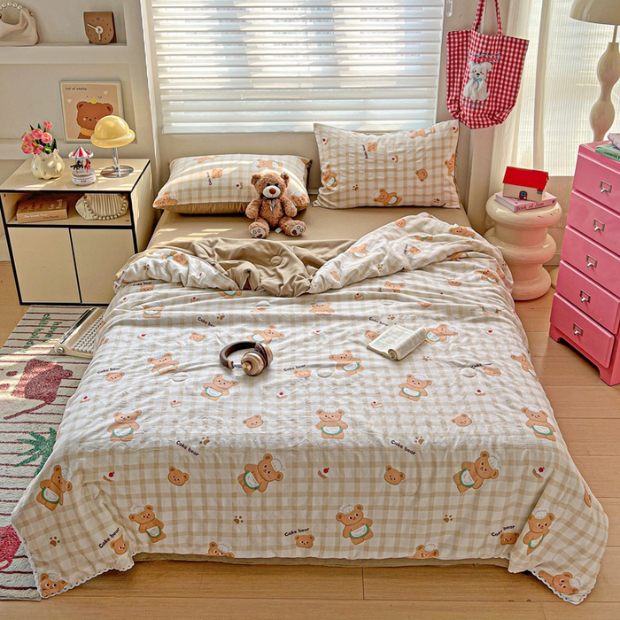 91家纺网 家纺一手货源 找家纺 妖妖家纺 2025新款超柔双层纱糯糯针织棉夏凉被四件套 厨师小熊