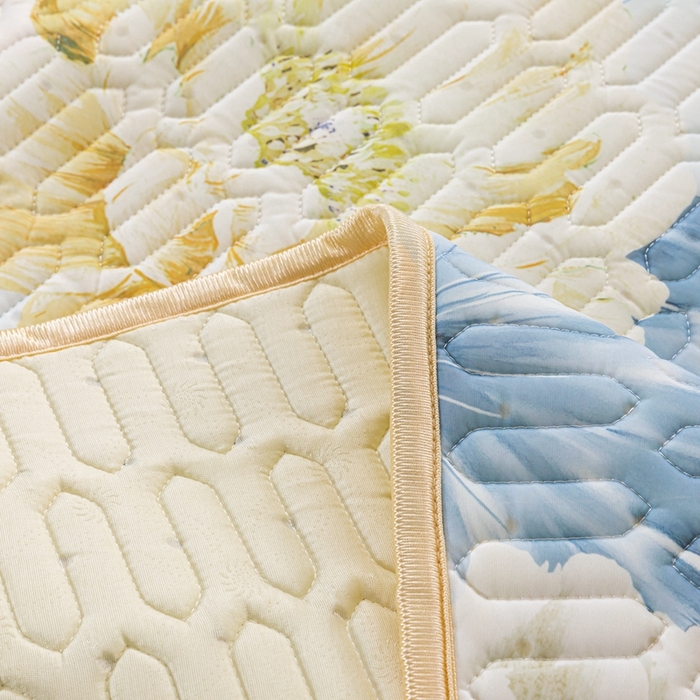 91家纺网 家纺一手货源 找家纺 美丽折2025新品6mm厚天然乳胶凉席三件套 大版印花卡通乳胶凉席平铺款 繁花