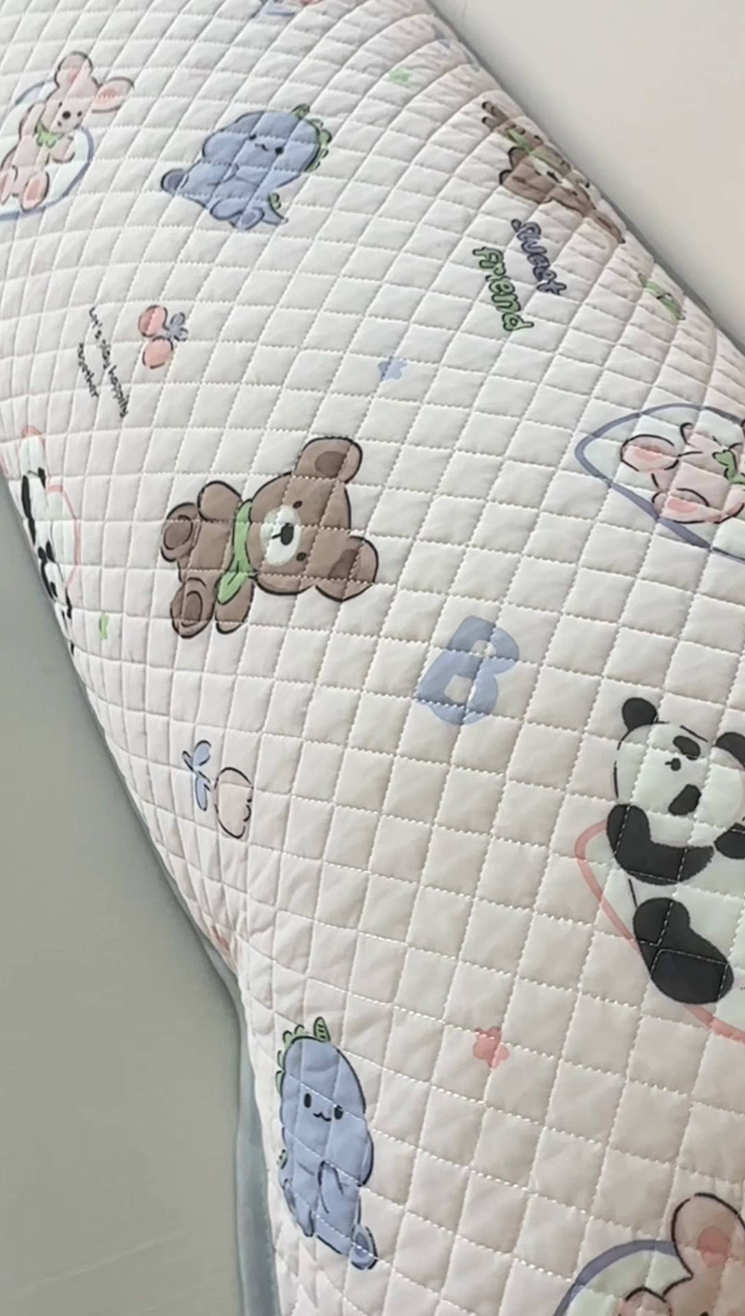 91家纺网 家纺一手货源 找家纺 爱港家纺 2025新款凉感丝双人长枕巾 夏季情侣枕头巾 绑带长枕巾 萌趣派对 180*48