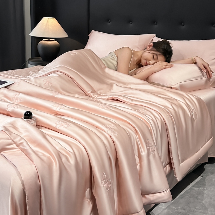 91家纺网 家纺一手货源 找家纺 满羽家纺 2025新款冰丝夏被四件套-满绣系列 迷蝶-桃粉