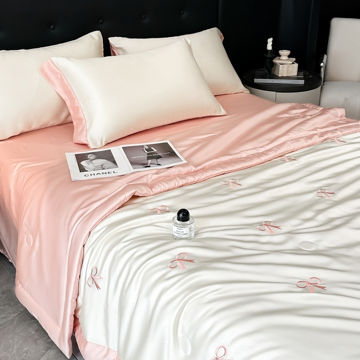 91家纺网 家纺一手货源 找家纺 满羽家纺 2025新款冰丝夏被四件套-满绣系列 蝴蝶结-奶白粉