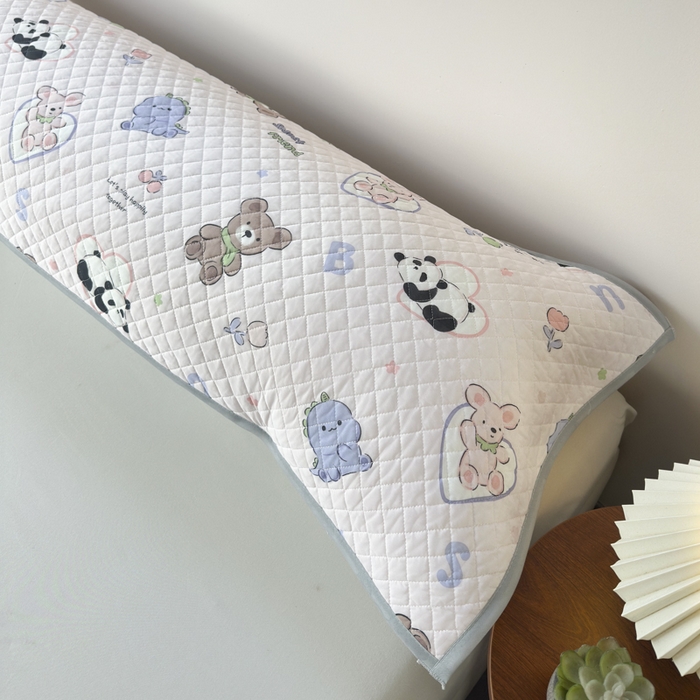 91家纺网 家纺一手货源 找家纺 爱港家纺 2025新款凉感丝双人长枕巾 夏季情侣枕头巾 绑带长枕巾 萌趣派对 180*48