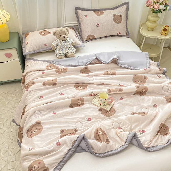 91家纺网 家纺一手货源 找家纺 顺顺家纺 2025新款凉感丝印花夏被空调被 熊熊之家