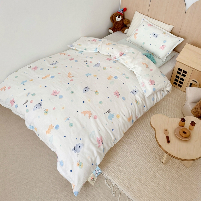 91家纺网 家纺一手货源 找家纺 2025新款全棉26℃有氧双层纱幼儿园多件套 飞行奇遇