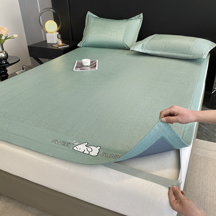 91家纺网 家纺一手货源 找家纺 莱米家纺 2025新款加厚凉感绣花冰藤席 可爱兔—湖绿-凉席