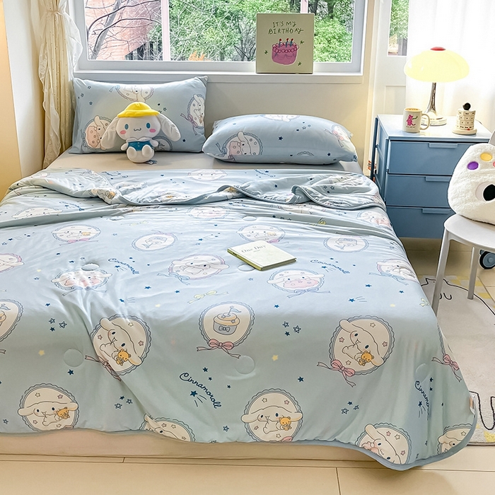 91家纺网 家纺一手货源 找家纺 金爱家2025新款A类三丽鸥正版授权高品质牛奶丝软糯针织棉大豆夏被系列详情 针织棉三丽鸥-蓝甜玉桂狗