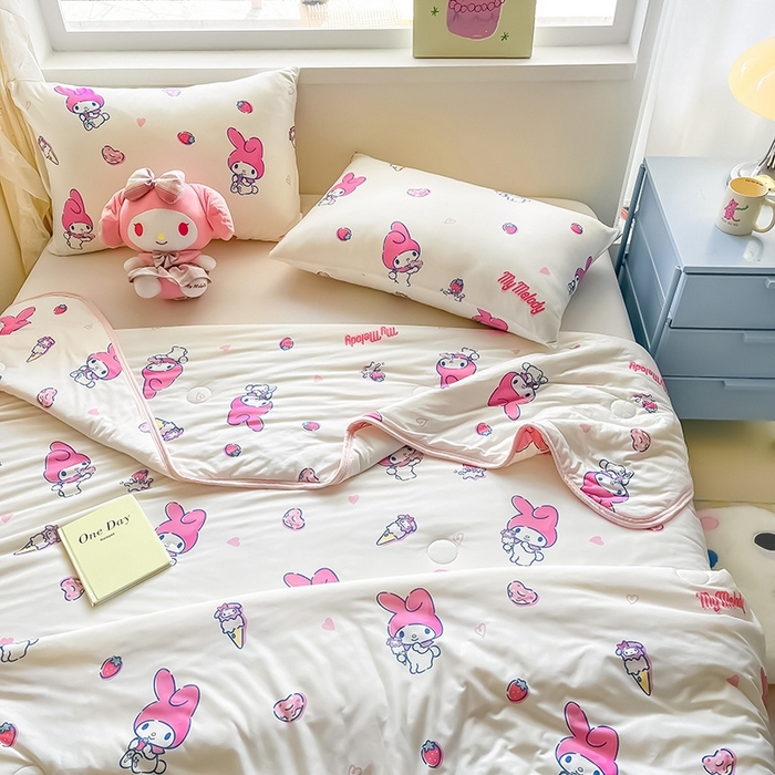 91家纺网 家纺一手货源 找家纺 金爱家2025新款A类三丽鸥正版授权高品质牛奶丝软糯针织棉大豆夏被系列详情 针织棉三丽鸥-草莓甜筒美乐蒂