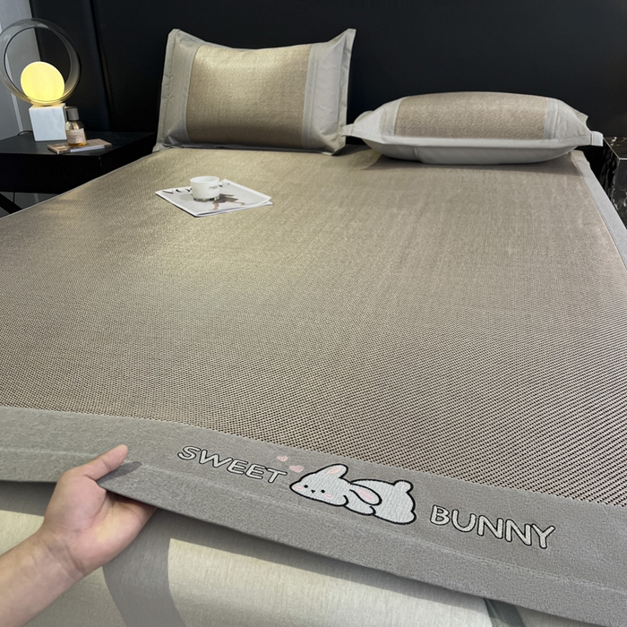 91家纺网 家纺一手货源 找家纺 莱米家纺 2025新款加厚凉感绣花冰藤席 可爱兔—香槟-凉席