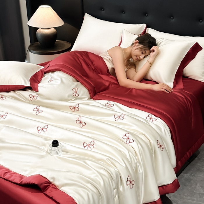 91家纺网 家纺一手货源 找家纺 满羽家纺 2025新款冰丝夏被四件套-满绣系列 迷蝶-奶白红