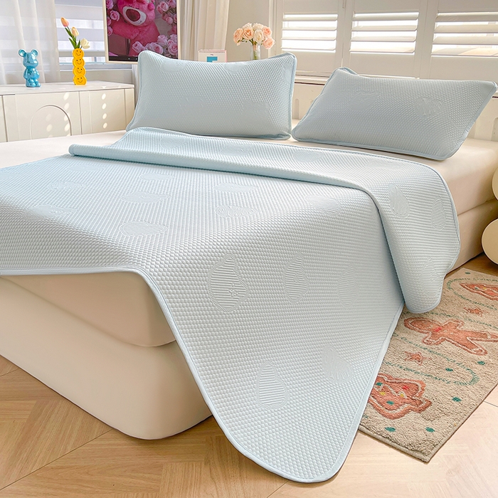 91家纺网 家纺一手货源 找家纺 迪乐妮 2025新款小冰熊凉豆豆席床笠 天空蓝-小冰熊凉豆豆席