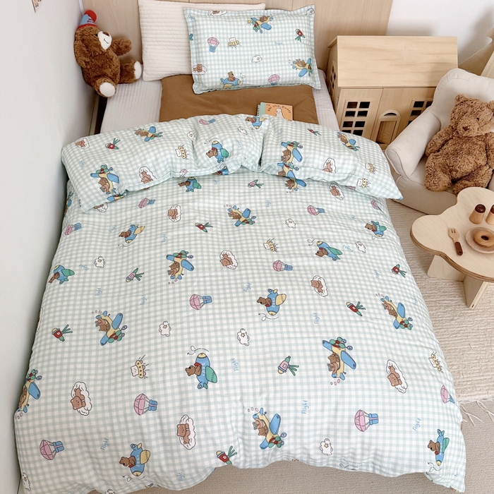 91家纺网 家纺一手货源 找家纺 2025新款全棉26℃有氧双层纱幼儿园多件套 小熊飞行员