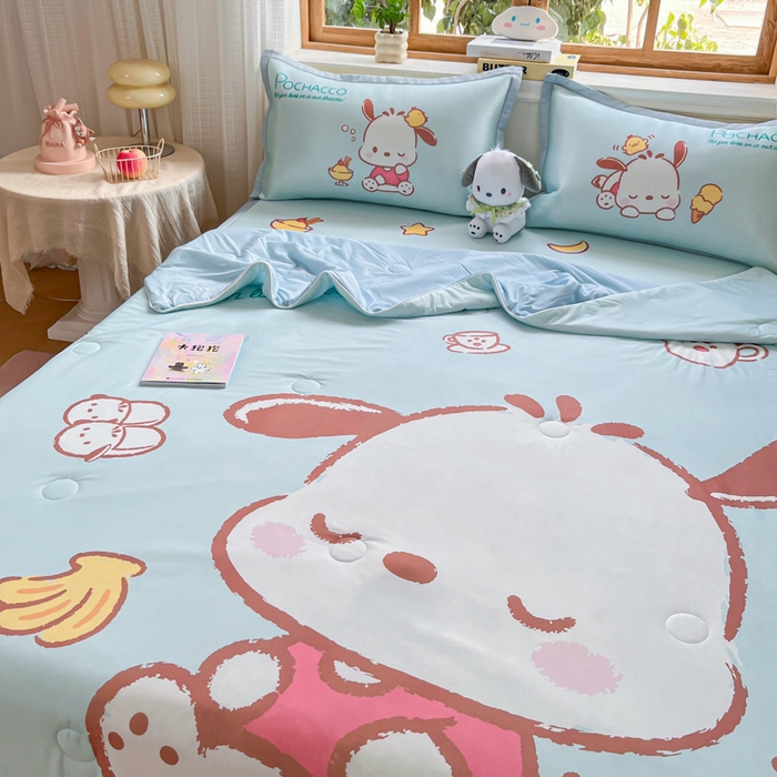 91家纺网 家纺一手货源 找家纺 博雅 2025新款 三丽鸥凉感丝夏被冰丝凉席组合四件套 甜品帕恰狗