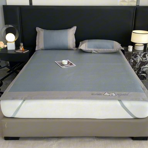 91家纺网 家纺一手货源 找家纺 莱米家纺 2025新款加厚凉感绣花冰藤席 可爱兔—雾霾蓝-凉席