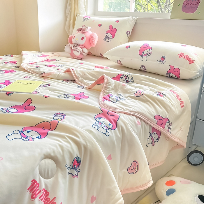 91家纺网 家纺一手货源 找家纺 桃子家居 2025新款A类三丽鸥正版授权高品质牛奶丝软糯针织棉大豆夏被系列 针织棉三丽鸥-草莓甜筒美乐蒂