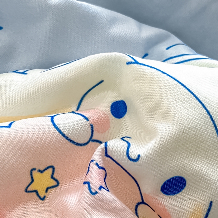 91家纺网 家纺一手货源 找家纺 金爱家2025新款A类三丽鸥正版授权高品质牛奶丝软糯针织棉大豆夏被系列详情 针织棉三丽鸥-蓝甜玉桂狗