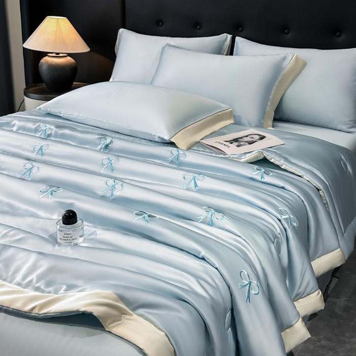 91家纺网 家纺一手货源 找家纺 满羽家纺 2025新款冰丝夏被四件套-满绣系列 蝴蝶结-清爽兰