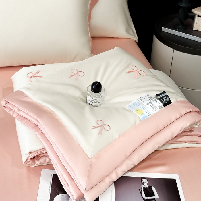 91家纺网 家纺一手货源 找家纺 满羽家纺 2025新款冰丝夏被四件套-满绣系列 蝴蝶结-奶白粉