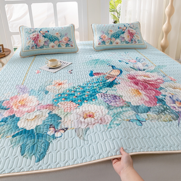 91家纺网 家纺一手货源 找家纺 美丽折2025新品6mm厚天然乳胶凉席三件套 大版印花卡通乳胶凉席平铺款 雀舞轻扬