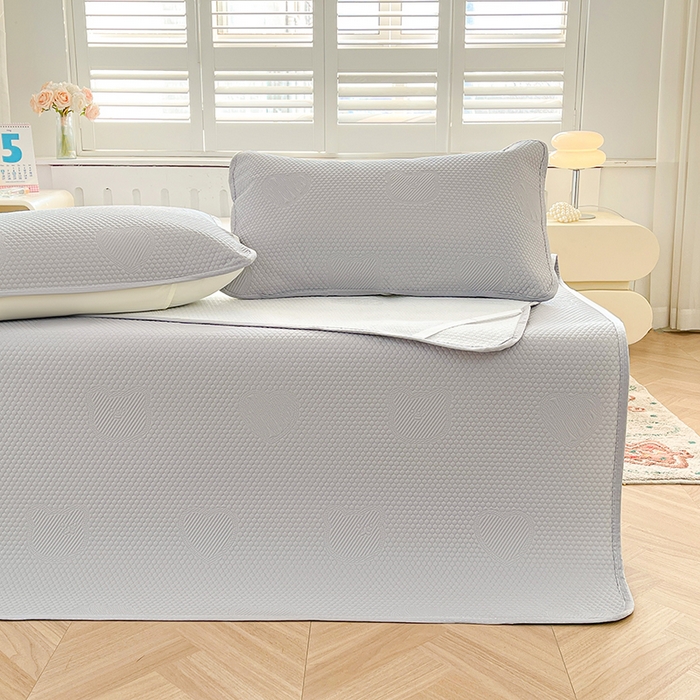 91家纺网 家纺一手货源 找家纺 迪乐妮 2025新款小冰熊凉豆豆席床笠 绅士灰-小冰熊凉豆豆席