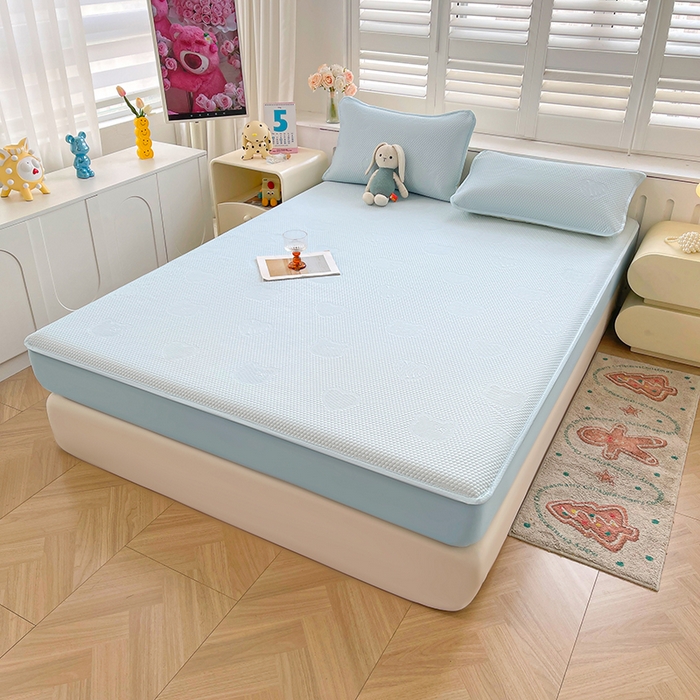 91家纺网 家纺一手货源 找家纺 迪乐妮 2025新款小冰熊凉豆豆席床笠 天空蓝-小冰熊凉豆豆床笠