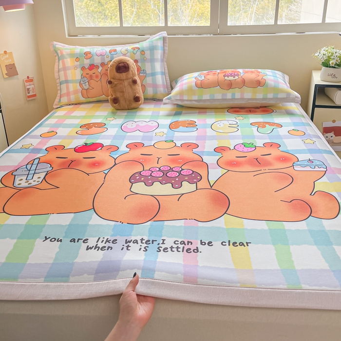 91家纺网 家纺一手货源 找家纺 博雅 2025新款独家版权A类大版数码印花1200D冰丝凉席 派对卡皮巴拉