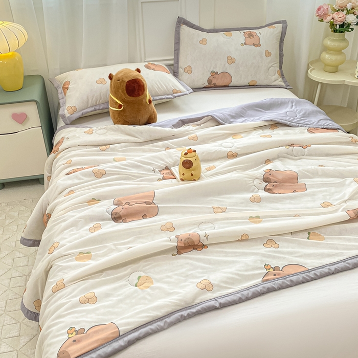 91家纺网 家纺一手货源 找家纺 顺顺家纺 2025新款凉感丝印花夏被空调被 卡皮巴拉