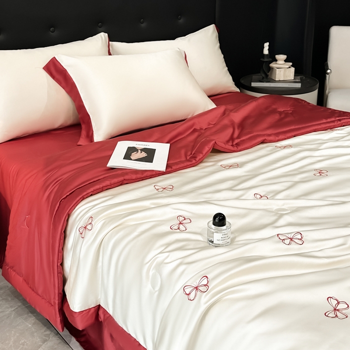 91家纺网 家纺一手货源 找家纺 满羽家纺 2025新款冰丝夏被四件套-满绣系列 迷蝶-奶白红