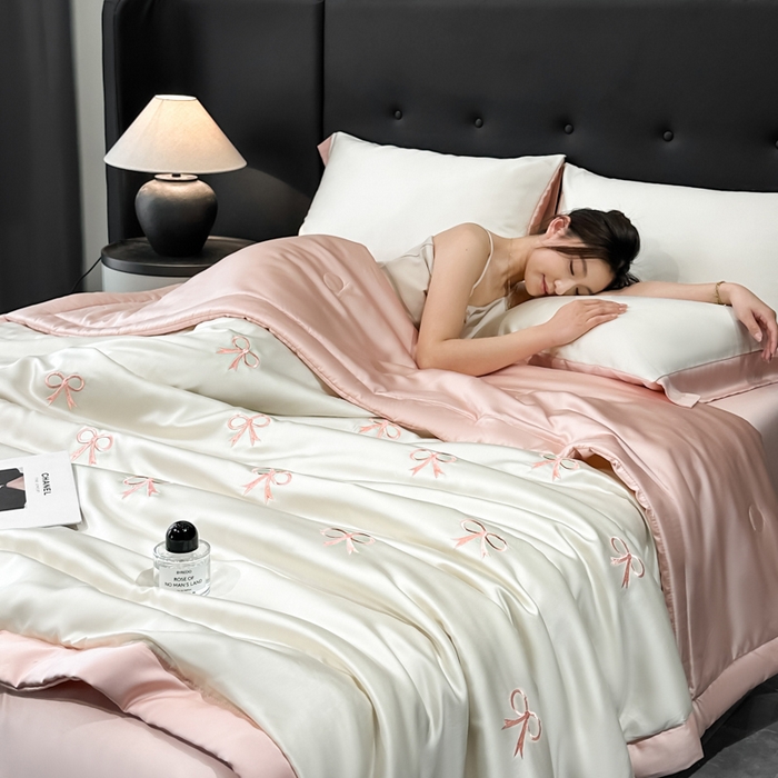 91家纺网 家纺一手货源 找家纺 满羽家纺 2025新款冰丝夏被四件套-满绣系列 蝴蝶结-奶白粉