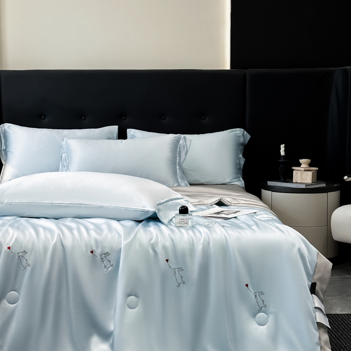 91家纺网 家纺一手货源 找家纺 满羽家纺 2025新款冰丝夏被四件套-满绣系列 兔子追爱-兰灰