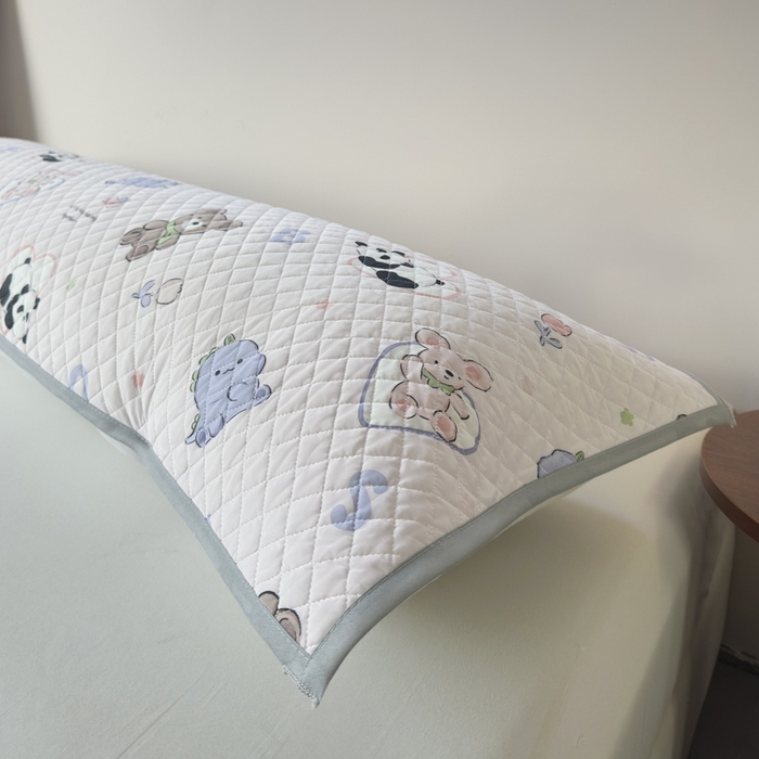 91家纺网 家纺一手货源 找家纺 爱港家纺 2025新款凉感丝双人长枕巾 夏季情侣枕头巾 绑带长枕巾 萌趣派对 120*48