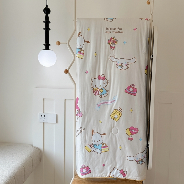 91家纺网 家纺一手货源 找家纺 兜米家居 2025夏季新品三丽鸥深睡双感针织凉感空调被夏被 快乐家族