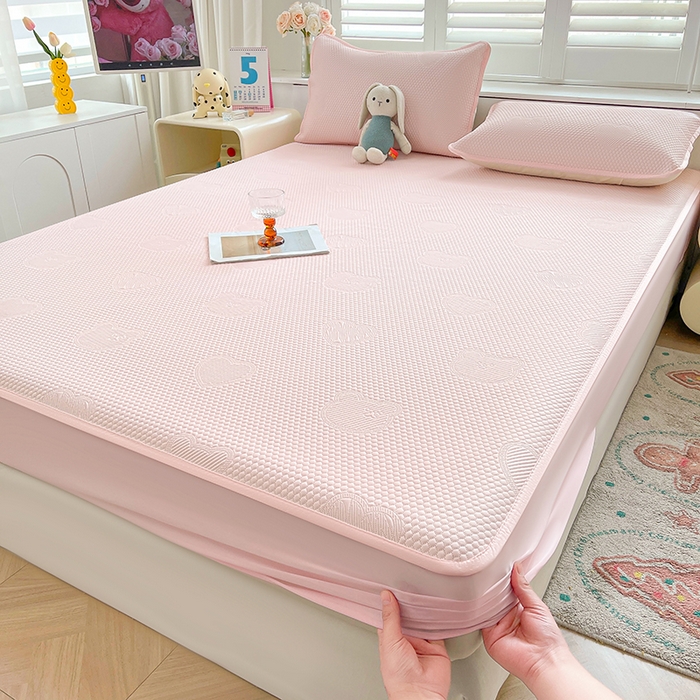 91家纺网 家纺一手货源 找家纺 迪乐妮 2025新款小冰熊凉豆豆席床笠 淑女粉-小冰熊凉豆豆床笠