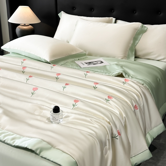 91家纺网 家纺一手货源 找家纺 满羽家纺 2025新款冰丝夏被四件套-满绣系列 郁金香-奶白绿