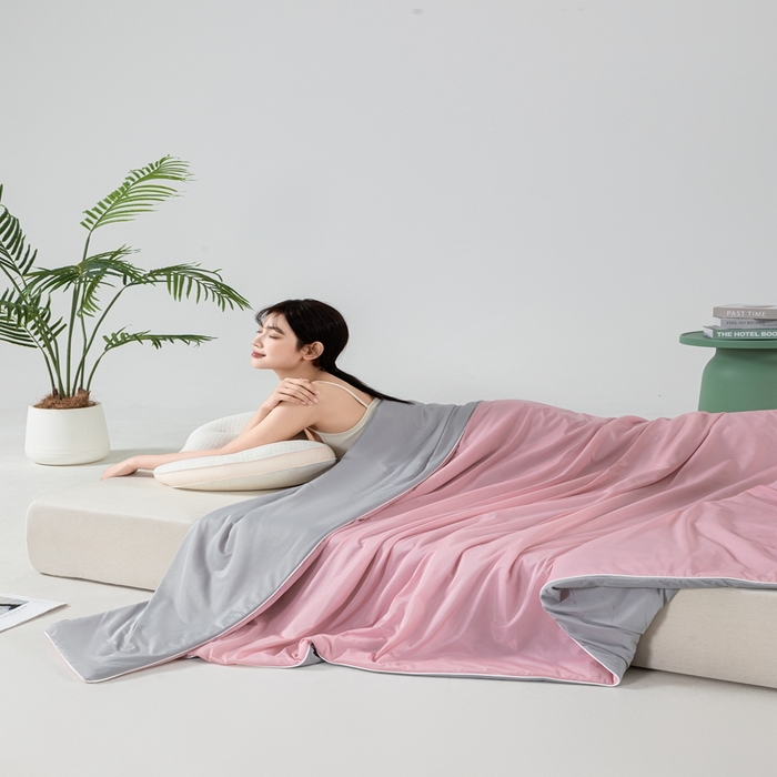 91家纺网 家纺一手货源 找家纺 潮邦家居 2025新款凉感丝夏被夏凉被空调被 粉黛玉拼灰