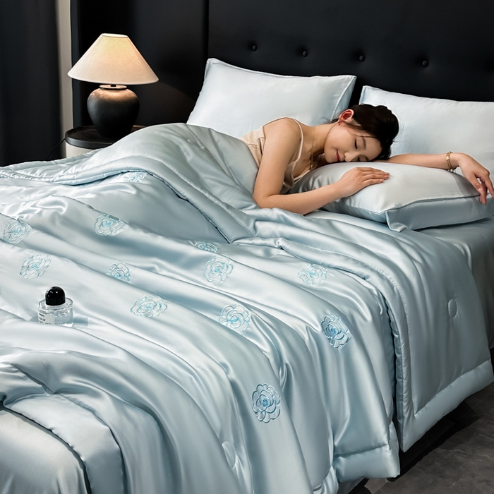 91家纺网 家纺一手货源 找家纺 满羽家纺 2025新款冰丝夏被四件套-满绣系列 山茶花-清爽兰