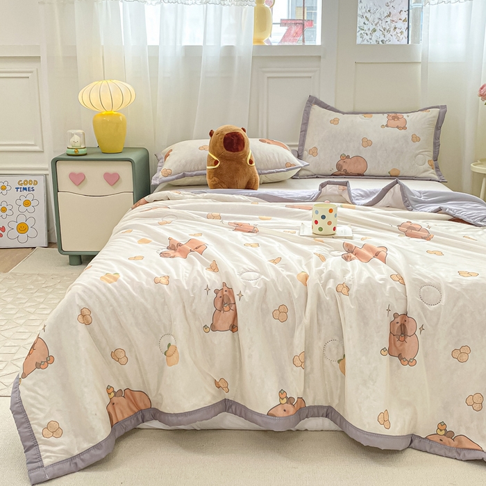 91家纺网 家纺一手货源 找家纺 顺顺家纺 2025新款凉感丝印花夏被空调被 卡皮巴拉