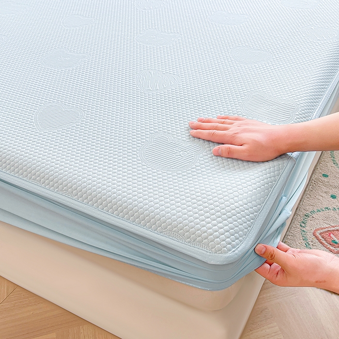 91家纺网 家纺一手货源 找家纺 迪乐妮 2025新款小冰熊凉豆豆席床笠 天空蓝-小冰熊凉豆豆床笠