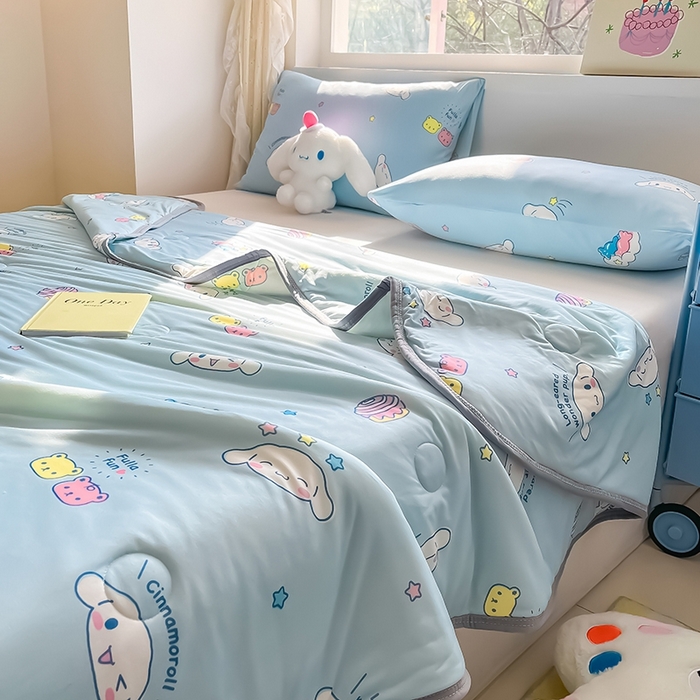 91家纺网 家纺一手货源 找家纺 金爱家2025新款A类三丽鸥正版授权高品质牛奶丝软糯针织棉大豆夏被系列详情 针织棉三丽鸥-可爱玉桂狗