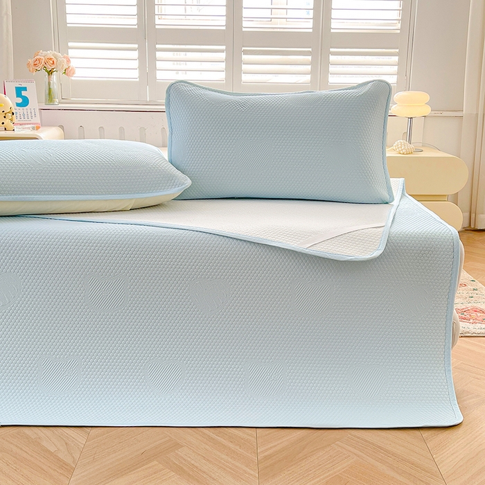 91家纺网 家纺一手货源 找家纺 迪乐妮 2025新款小冰熊凉豆豆席床笠 天空蓝-小冰熊凉豆豆席