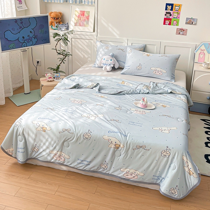 91家纺网 家纺一手货源 找家纺 金爱家2025新款A类三丽鸥正版授权高品质牛奶丝软糯针织棉大豆夏被系列详情 针织棉三丽鸥-奶油蓝点大耳狗