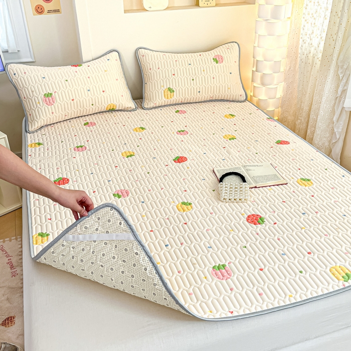 91家纺网 家纺一手货源 找家纺 柒月家居 2025新款小清新乳胶凉席 爱心草莓