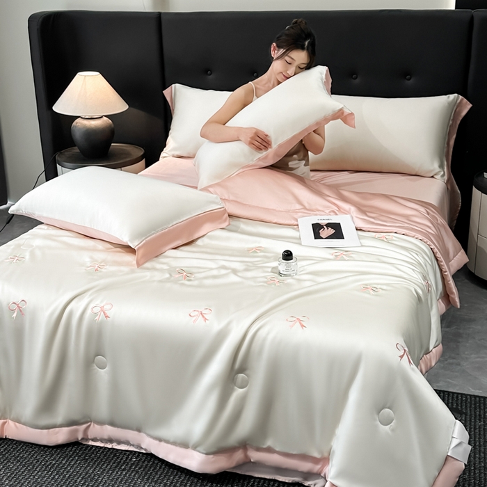 91家纺网 家纺一手货源 找家纺 满羽家纺 2025新款冰丝夏被四件套-满绣系列 蝴蝶结-奶白粉