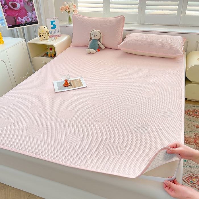 91家纺网 家纺一手货源 找家纺 迪乐妮 2025新款小冰熊凉豆豆席床笠 淑女粉-小冰熊凉豆豆席