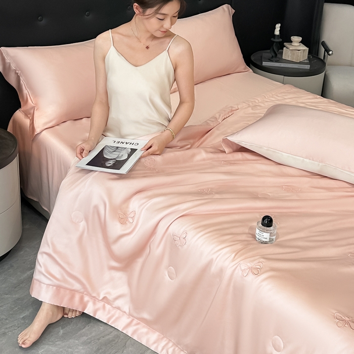 91家纺网 家纺一手货源 找家纺 满羽家纺 2025新款冰丝夏被四件套-满绣系列 迷蝶-桃粉